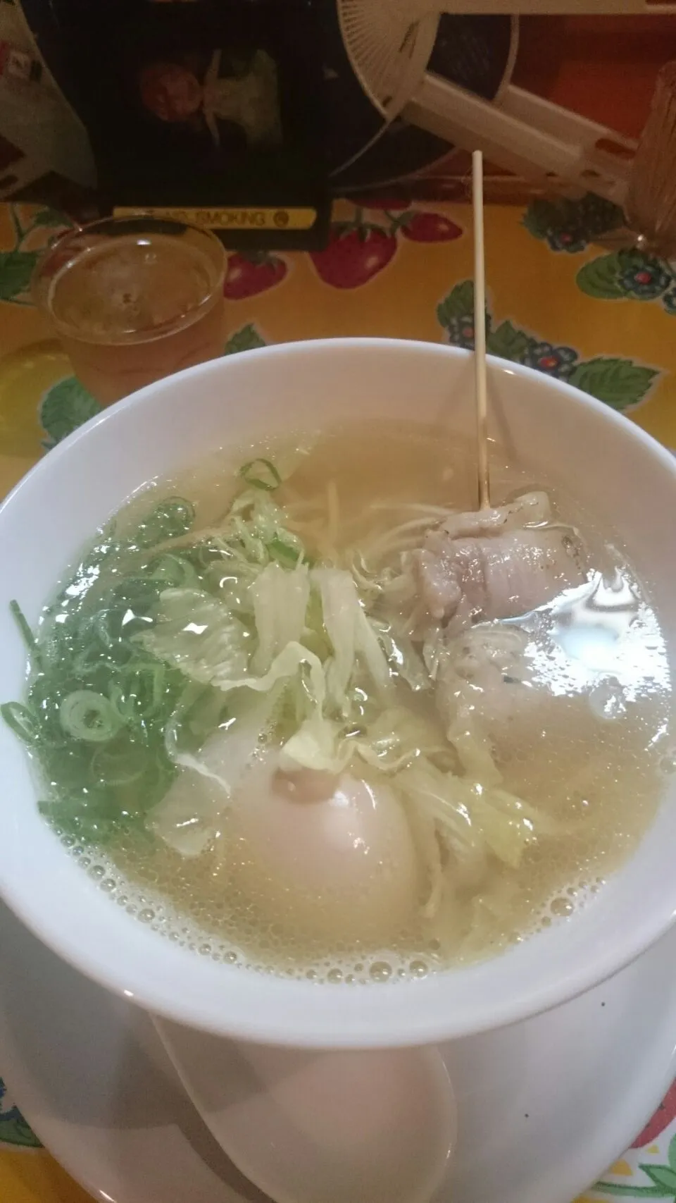 塩ラーメンと煮玉子 串がついてますがトッピングのつくねです|tomoyuki.nakaharaさん