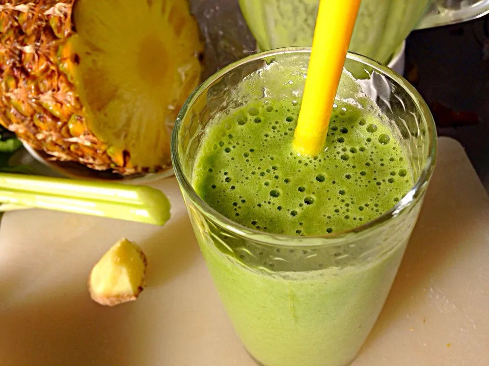 Pineapple celery smoothie|viviさん