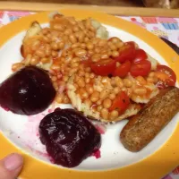 Snapdishの料理写真:Baked potato, beans, sausage and beetroot|Alan (Fred) Pipesさん