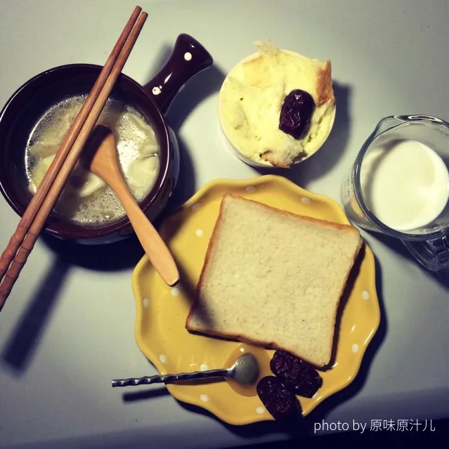 Snapdishの料理写真:今日早餐 手工水饺的鲜香 蛋羹碰触到牛奶的一瞬间 还有膨胀的面包阻挡 一颗红枣的甜蜜 一勺蜂蜜的滋润 安静早晨 味蕾的邂逅|原味原汁儿さん