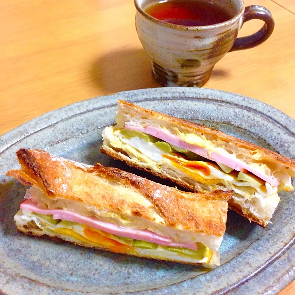 朝ごぱん  ハムと目玉焼きとピクルスのホットサンド|kctreeさん