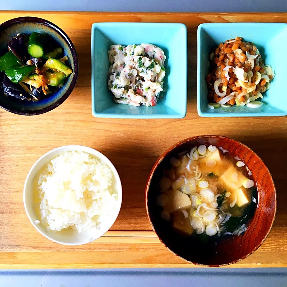 昨日の残り物で朝ごはん。ナスとみょうが、えのき、きゅうりのナムル。山芋、クレソン、ベーコンのポテサラ。納豆。お味噌汁。|yukko7740さん