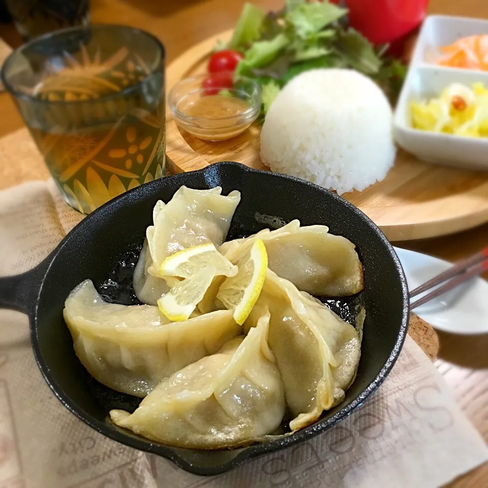 Snapdishの料理写真:本日のランチ🍴（キャベツたっぷり餃子、たまごスープ、ベビーリーフのサラダ、白菜の浅漬け、紅白なます、ごはん）|むぎママさん