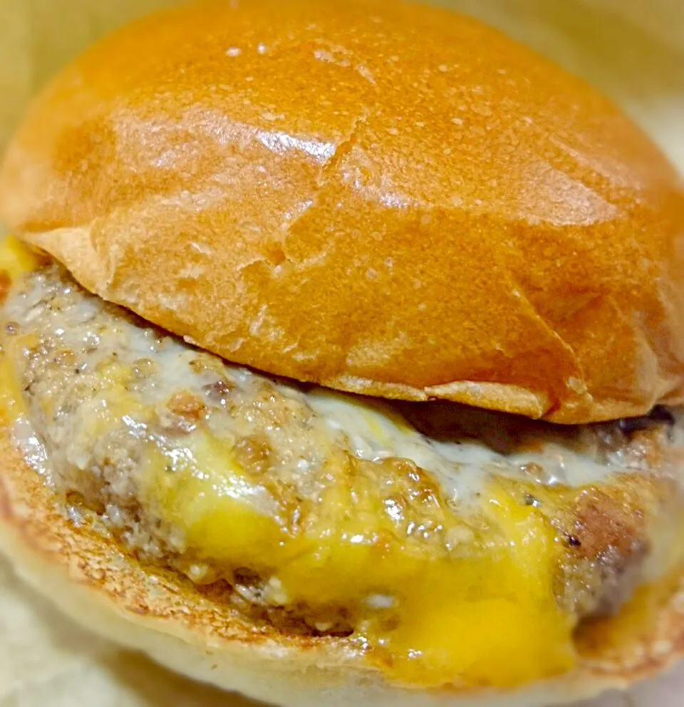 Snapdishの料理写真:ロッテリア・絶品チーズバーガー🍔|りくれんさん