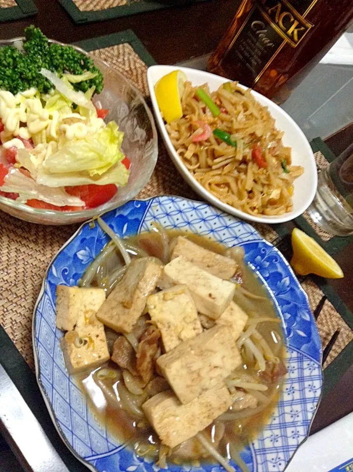 Snapdishの料理写真:タイ風焼きそば＆豚肉ともやしと豆腐のバタポン＆トマトサラダ|まぐろさん