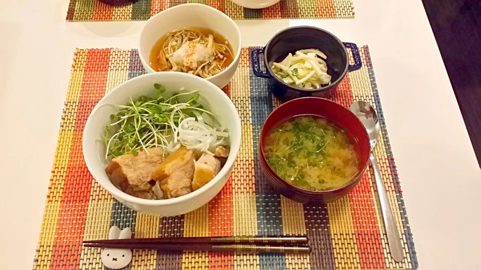 今日の夕食　角煮丼、豆苗の味噌汁、きのこのさっと煮、大根サラダ|pinknari🐰🌈さん