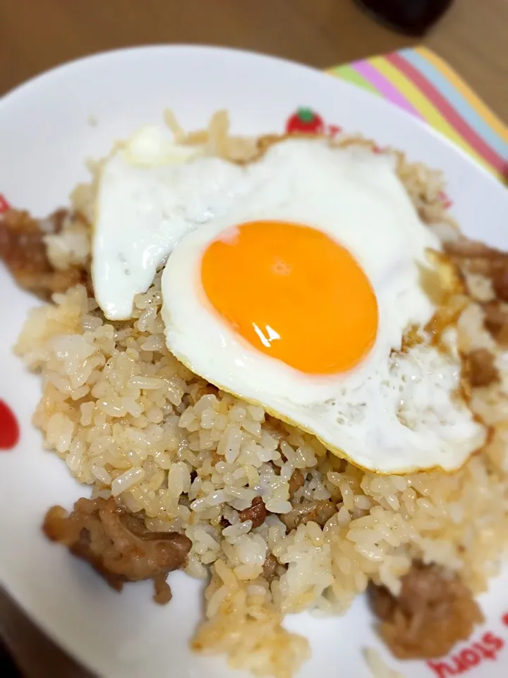 Snapdishの料理写真:ビーフガーリック炒飯|さきちゃんさん