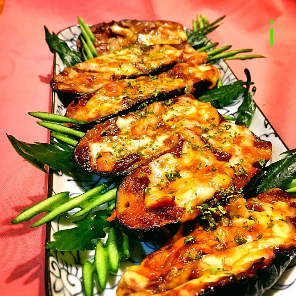 Snapdishの料理写真:ひであにさんの料理 長茄子チーズ焼き🎵ソースは何時ものピザソース(^_−)−☆ 【eggplant pizza】|izoomさん