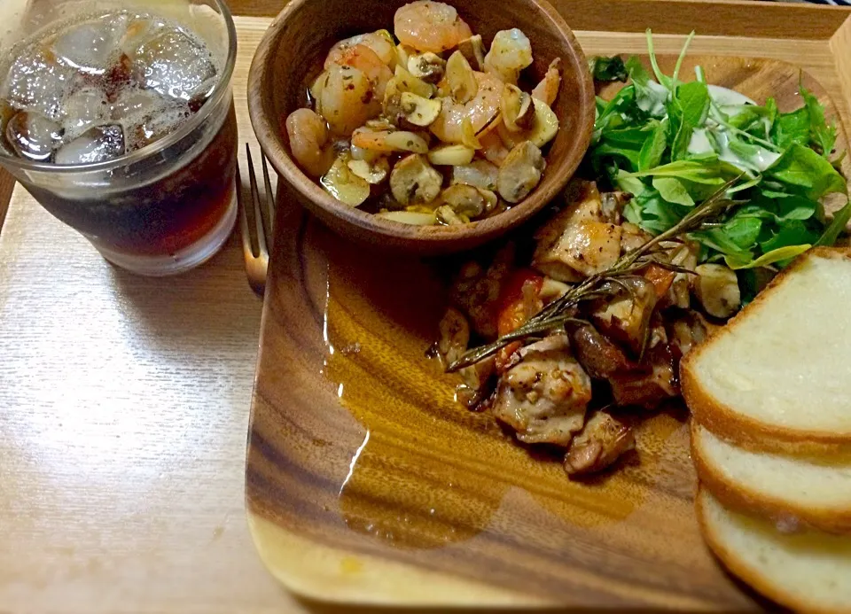 チキンのオリーブオイル煮込みと 海老のアヒージョ  Boiled olive oil chicken and shrimp ahijo|Hiroさん