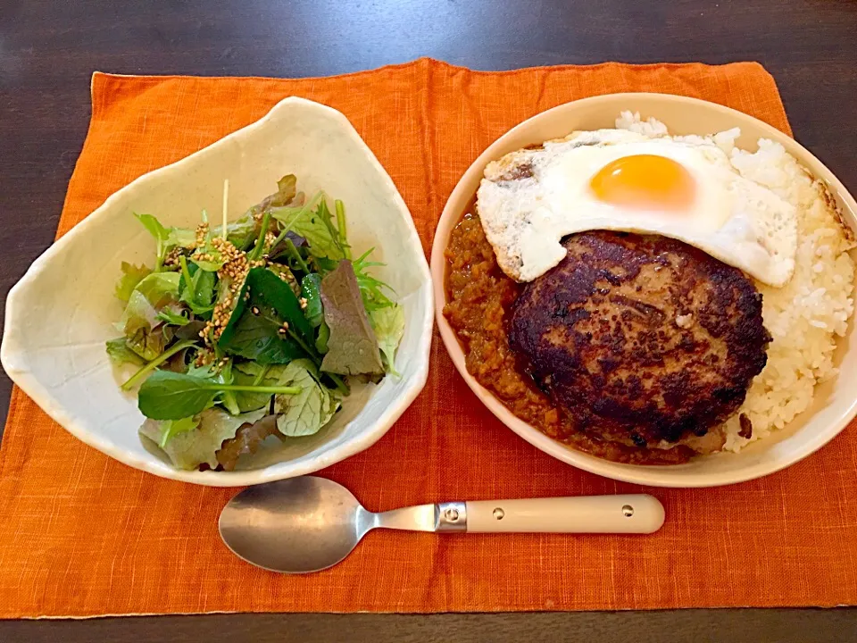 カレーハンバーグ目玉焼き乗せ サラダ|NAKATAさん