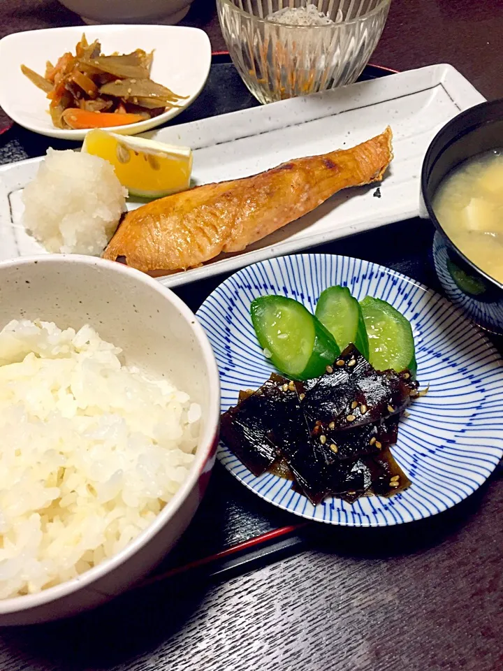 お魚定食
里芋と玉ねぎのお味噌汁
きんぴらごぼう
しらす納豆
自家製きゅうりの浅漬けと昆布の柚子胡椒佃煮|yoshimiさん