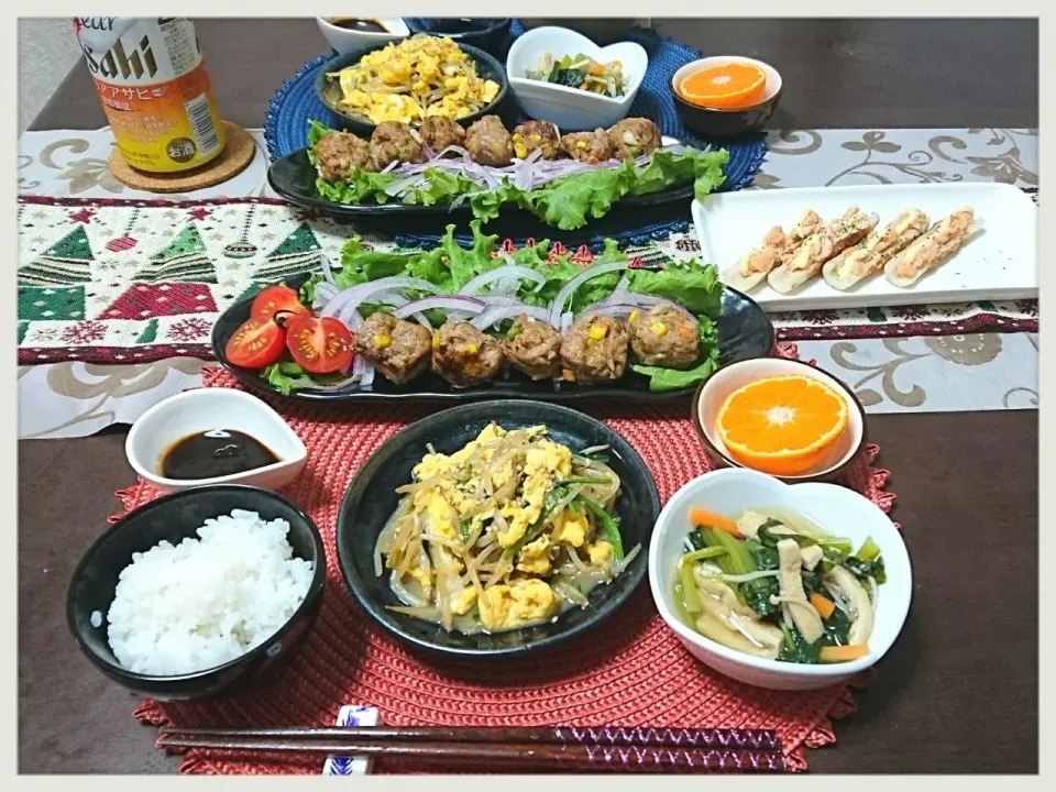 Snapdishの料理写真:野菜たっぷり一口バーグ
ほうれん草、もやし玉子炒め
小松菜お浸し
ちくわの明太子マヨ焼き|misaさん