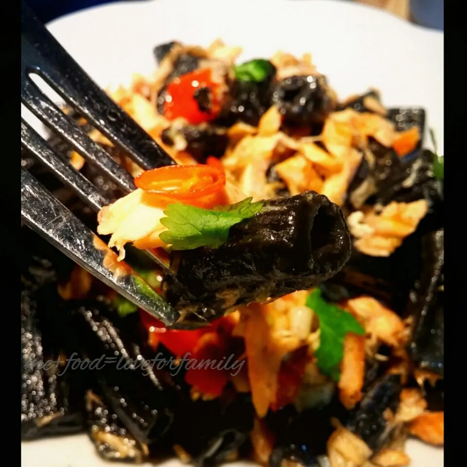 squid ink penne salmon aglio olio|angelinさん