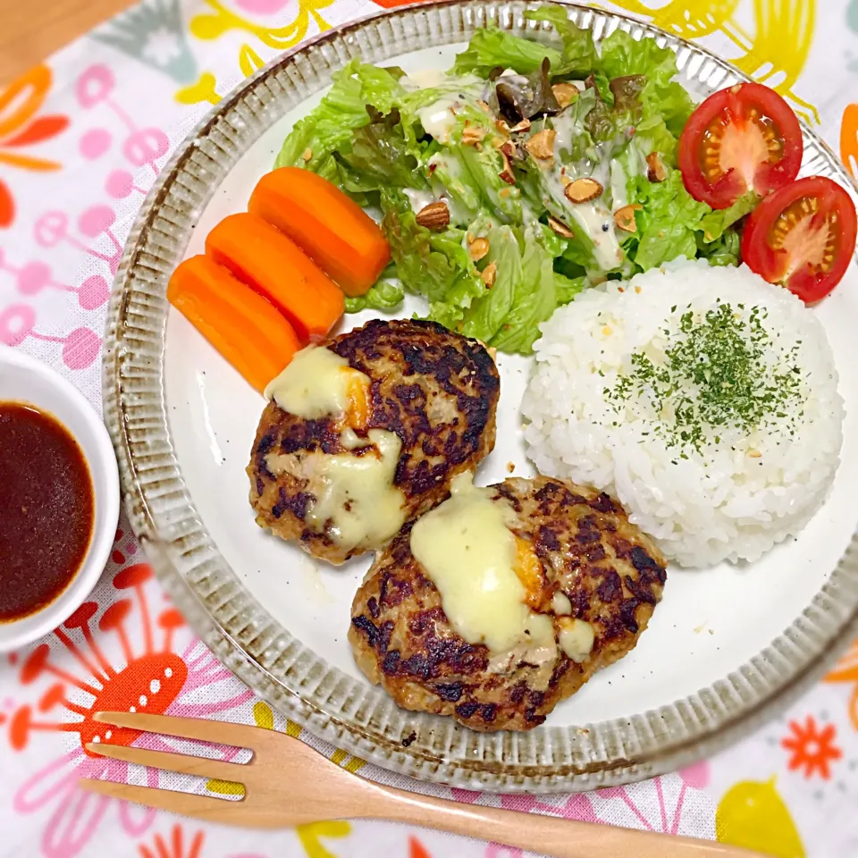 Snapdishの料理写真:水曜日恒例のハンバーグです。|☆*yuko's kitchen*☆さん