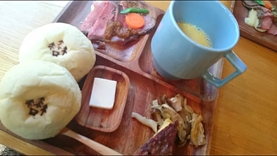 休日ランチ🎵15'09 森林の牧場 様 🐮
 プレートランチ☀🍴 自家製ミルクパン🍞ローストビーフ🎵ミルクスープ💛キノコのマリネ風etc.|メイメイda.さん