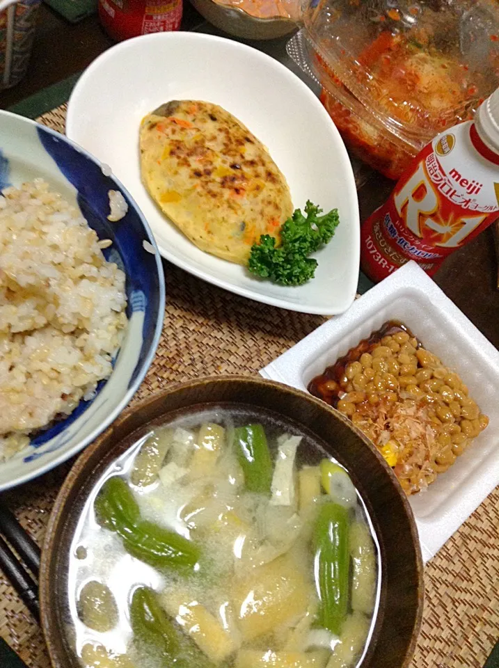 Snapdishの料理写真:納豆＆豆腐のハンバーグ＆シシトウの味噌汁|まぐろさん