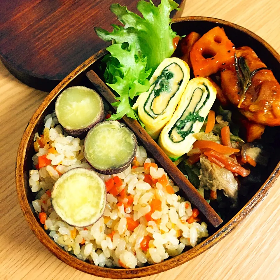 今日のお昼ごはん🎵
人参ごはん&さつまいもの甘煮
鶏肉と蓮根のローズマリートマト煮
のりシソチーズの玉子焼き|Yukako Nishimuraさん