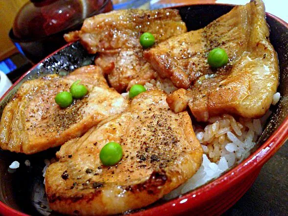 十勝の豚丼、日本料理店で早ランチ。|ふかرさん