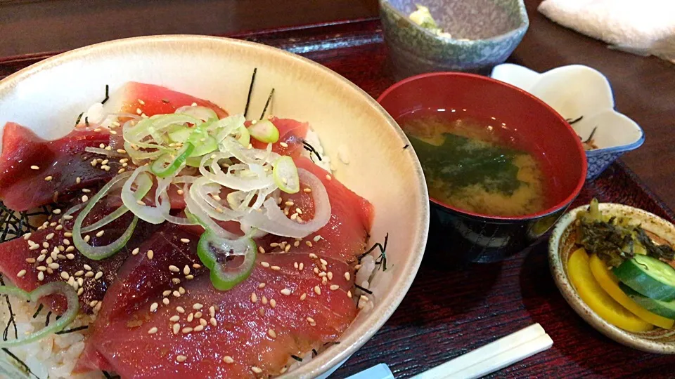 Snapdishの料理写真:まぐろ丼定食を頂きました。|momongatomoさん