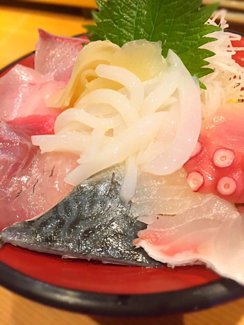 八種の海鮮丼。魚は能登の七尾からの直送らしい…|Tomyさん