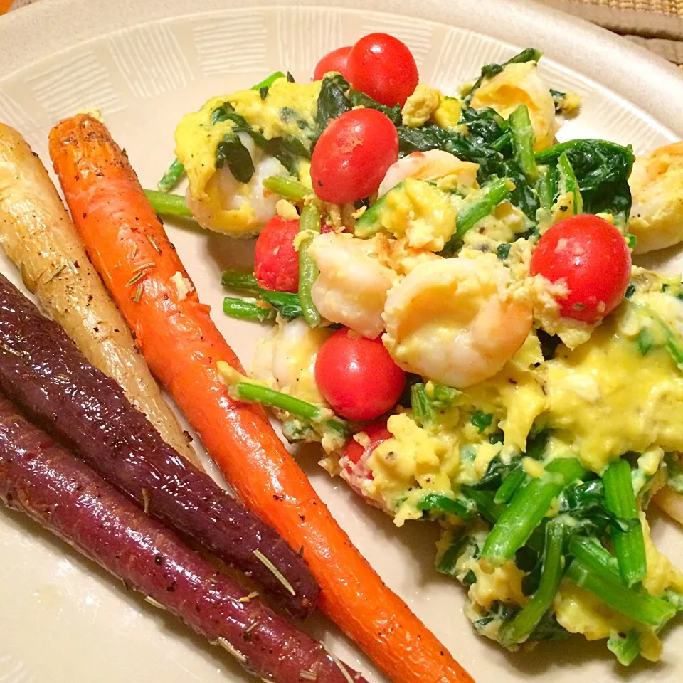 Dinner / Baked carrots and Scrambled egg with Shrimp, spinach, tomato.|Nanaさん