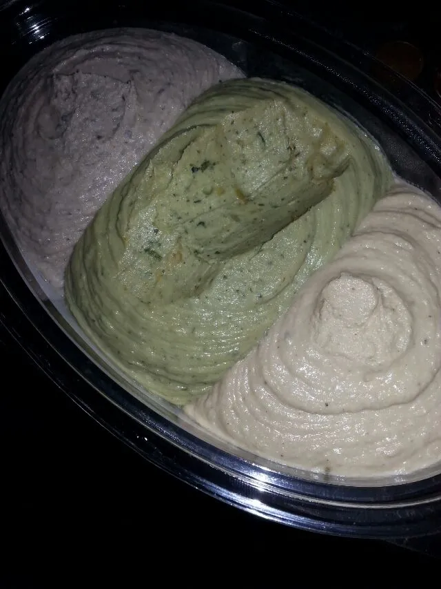 black bean hummus, guacamole, and roasted veggie hummus.|Polly Gelfusoさん