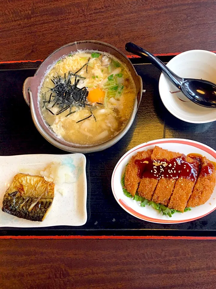 今日もお昼はザめしや
「鶏としめじの生姜雑炊」
「中華ミンチカツ」「サバ塩焼き」|takamuraさん