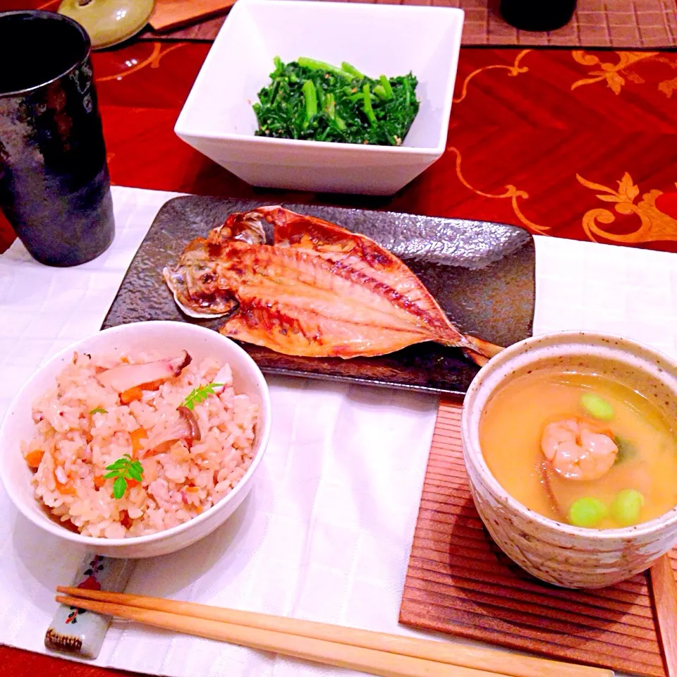 昨日の晩御飯(๑´ڡ`๑)
炊き込み御飯
餡かけ茶碗蒸し
鯵の開き
小松菜の荏胡麻油和え|ちゃたままさん