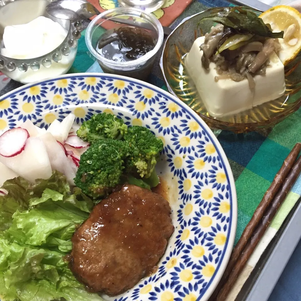 和風ハンバーグとサラダ、きのこダネのっけ温奴🍴♡|🇯🇵ともこちゃん。さん