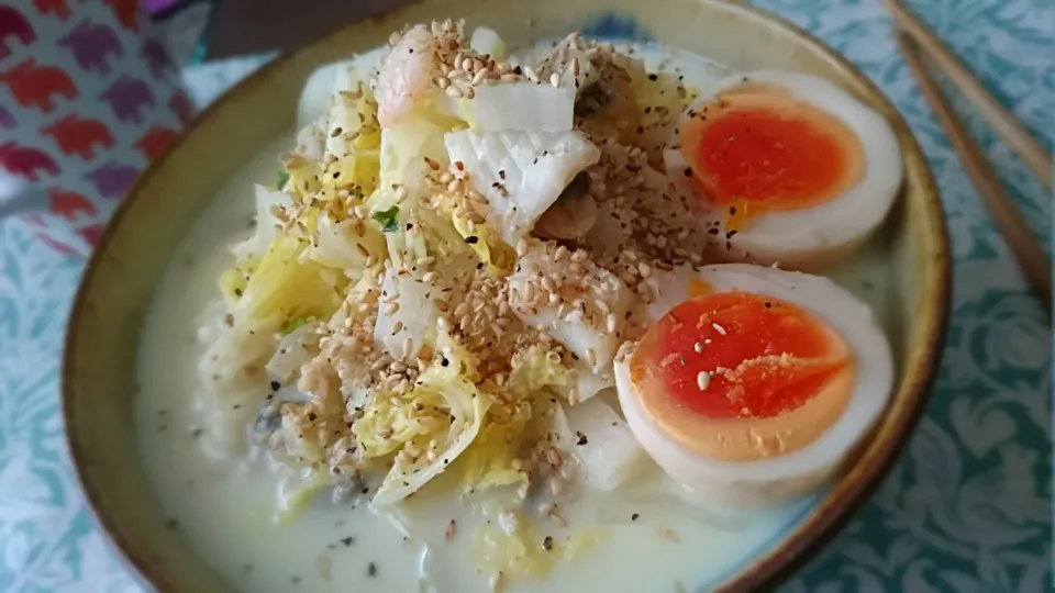 Snapdishの料理写真:シーフード白菜豆乳ラーメン～サッポロ一番塩ラーメンで|すもももさん