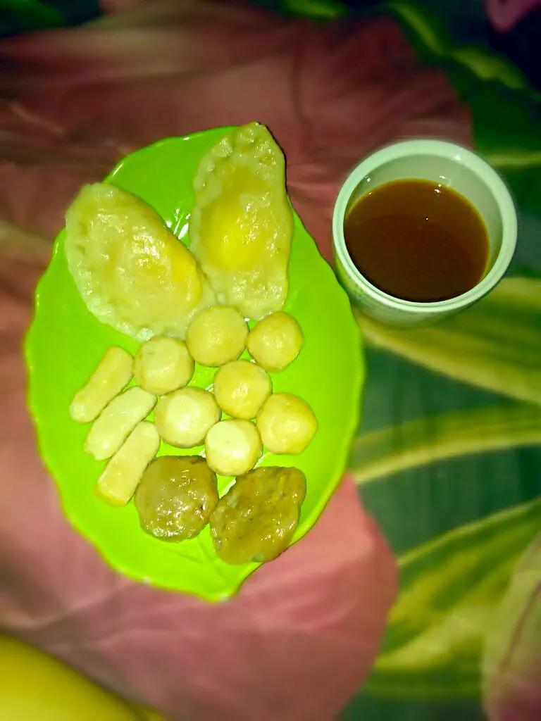 pempek tenggiri + cuko. bisa langsung dimakan atau digoreng dulu|rosmaliahさん