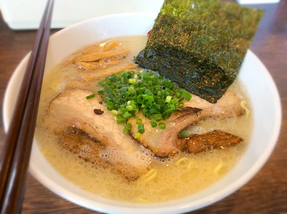 初めて食べた「塩豚骨」🍜😋|アライさんさん