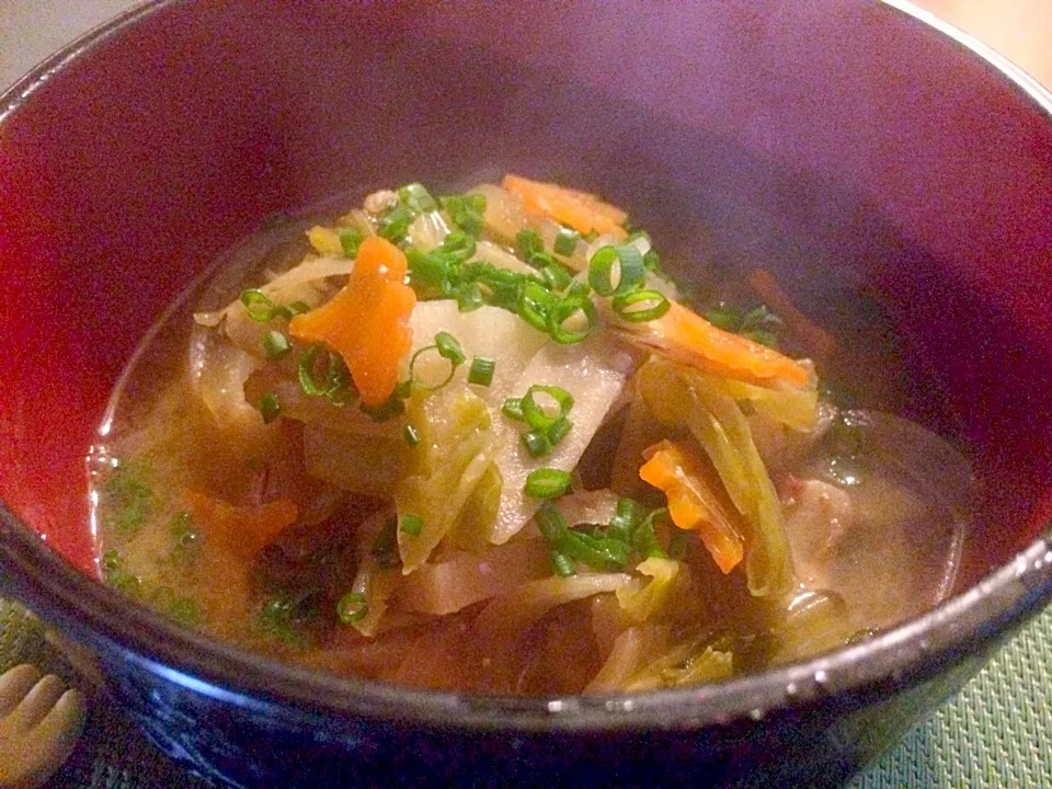 Delicious miso soup w/pork& vegetables of cabbage heaping😍豪快❗山盛りｷｬﾍﾞﾂの絶品豚汁|🌈Ami🍻さん