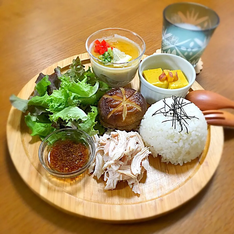 Snapdishの料理写真:今日の夜ごはんプレート🍴（蒸し鶏の香味ソースがけ、しいたけの肉詰め、ベビーリーフのサラダ、里芋のすり流し〜おだしあんかけ、人参芋のプリン）|むぎママさん