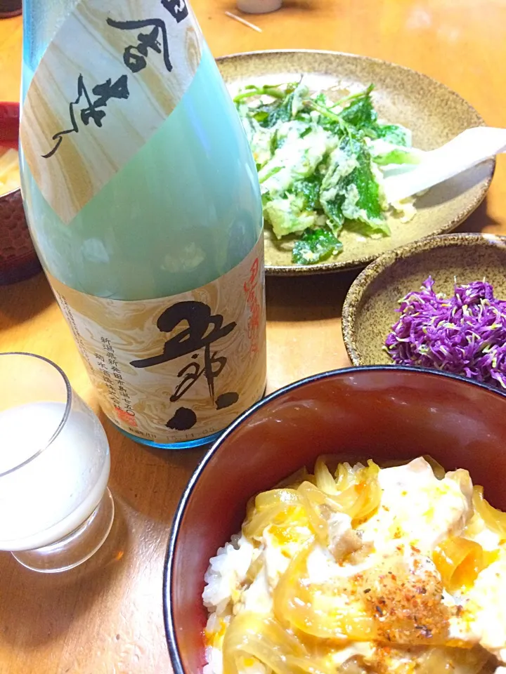 七味を効かせた親子丼🐔🐣
明日葉の天ぷら付き〜♪
新潟の美味しい菊「かきのもと」と
新潟のお酒、菊水のにごり酒「五郎八」
美味しい夕ごはん|Miさん