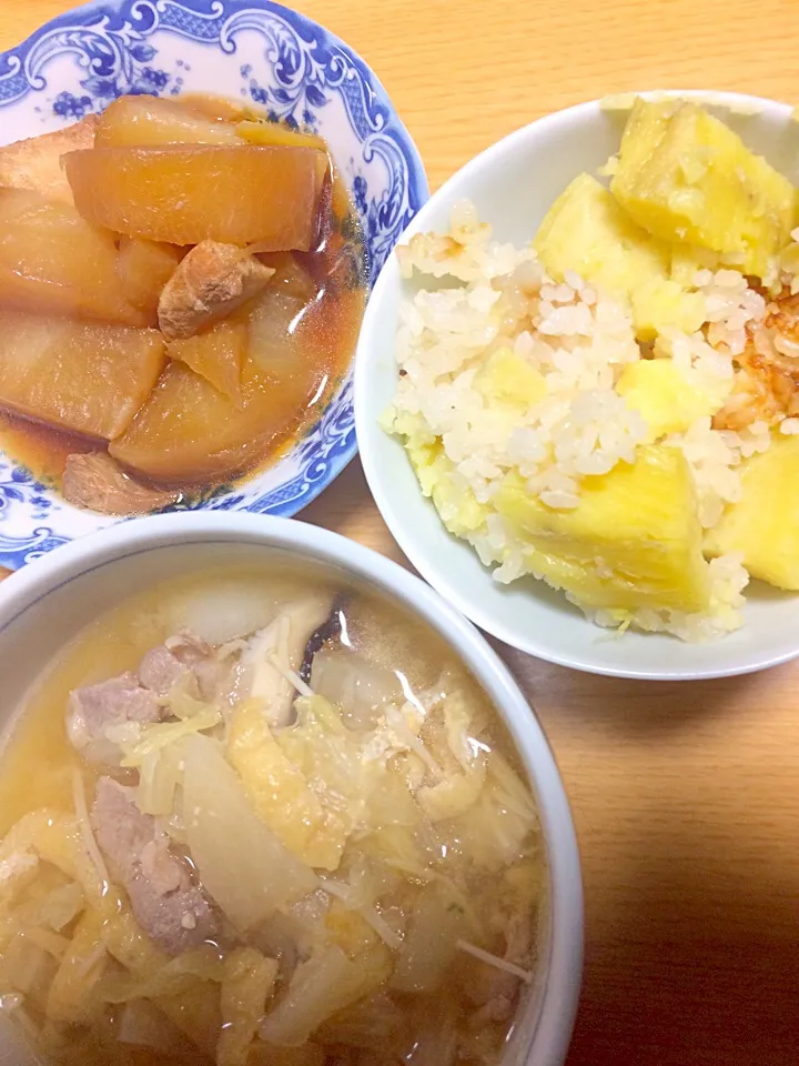 さつまいもご飯と大根と鶏肉の煮物と白菜豚汁〜‼️|めぐりんさん