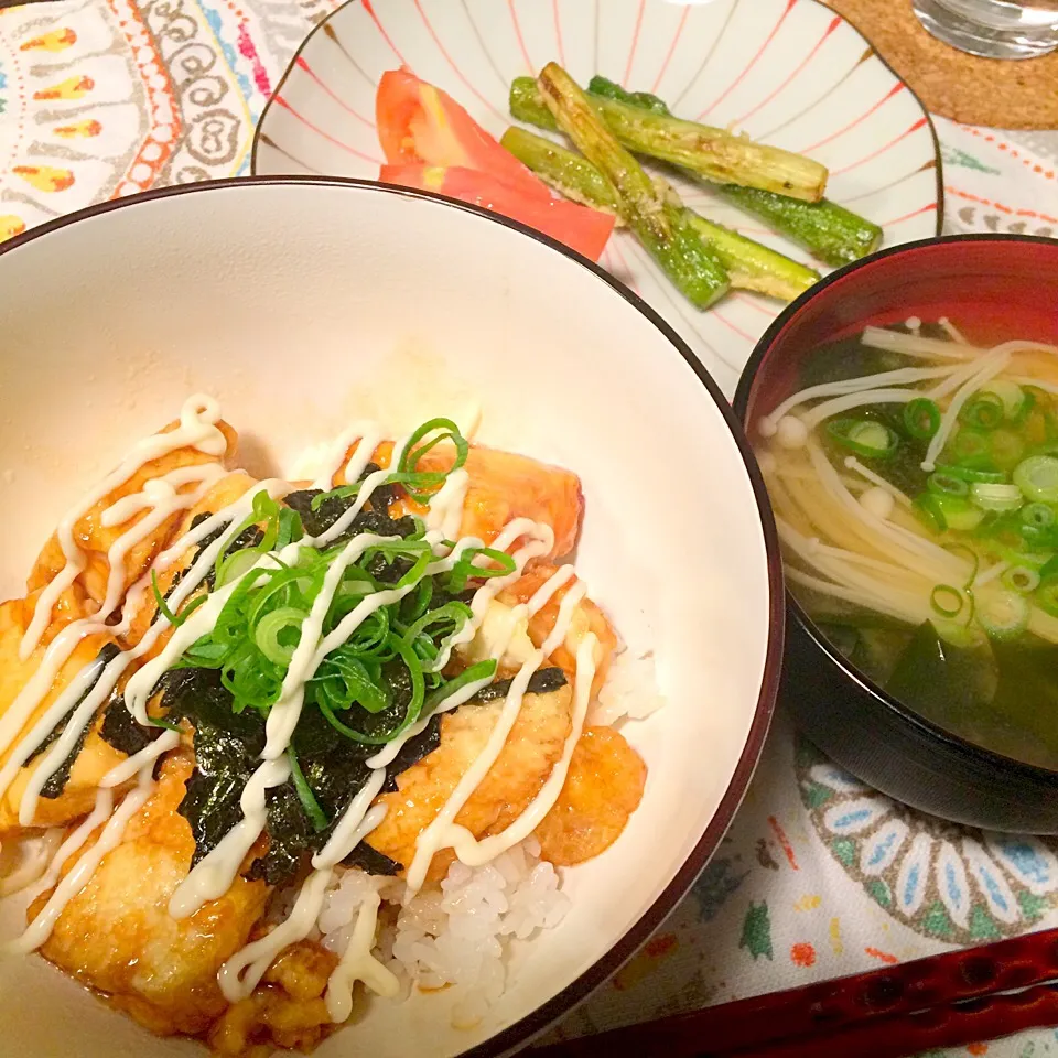 Snapdishの料理写真:豆腐の照り焼き丼/アスパラ焼き/えのきとわかめの味噌汁|ゆきてぃさん