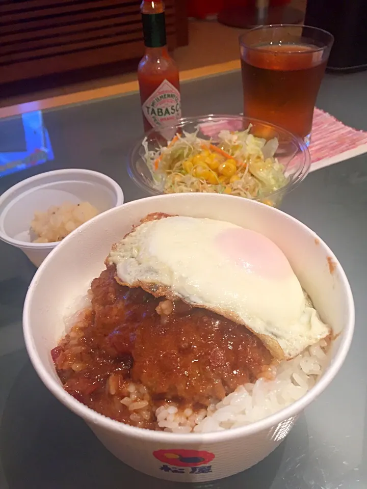 今夜は松屋〜のハンバーグに目玉焼きのっけたった😋血糖値下げるお茶と共に😅|Tomomi Booさん