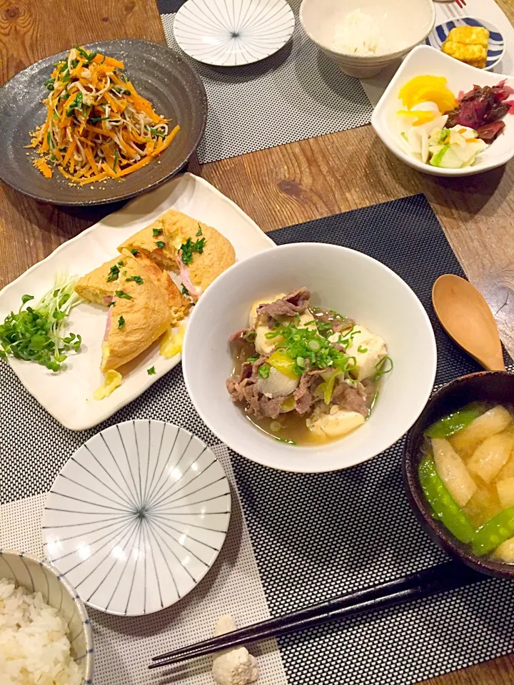 Snapdishの料理写真:今日は、肉豆腐、エノキとニラ、にんじんのミックスナムル🍃お揚げのハムチーズ挟み焼き、お漬物、絹さやと油揚げのお味噌汁💛|まみりんごさん