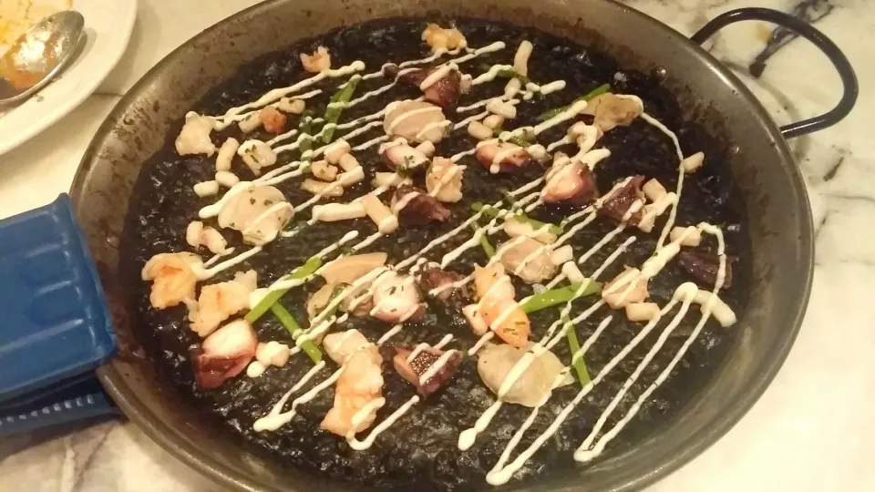 An amazing Negra paella @ ElBorn, HK. Great for sharing!
#Spanish cuisine #paella|Vanessa Cさん