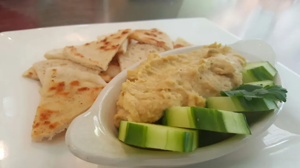 bell pepper hummus cucumbers and pita bread|Louis Rodriguezさん