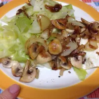 Veggie burger, fried egg, onion, mushroom and cabbage|Alan (Fred) Pipesさん