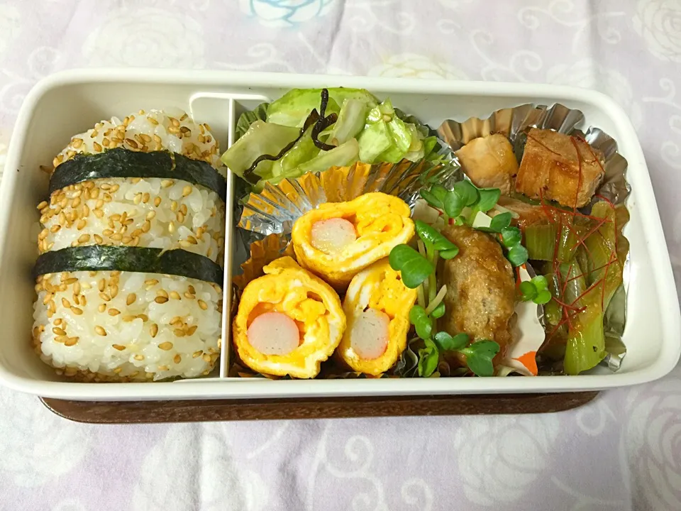 豚コロ弁当
セブンイレブンのおにぎり、100円のおともに|Kanegonさん