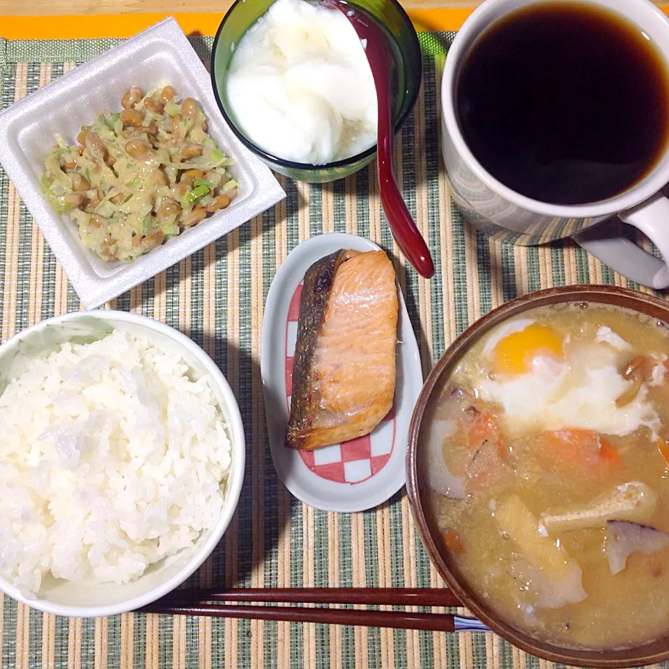 Snapdishの料理写真:定番の朝ごはん
・具たくさん味噌汁
・焼きシャケ
・納豆
・ヨーグルト
・コーヒー|shozuuさん