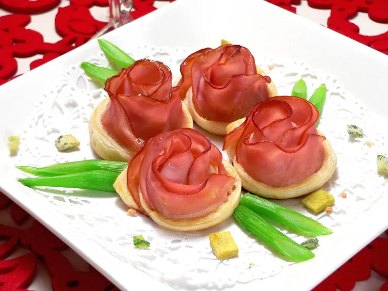 Snapdishの料理写真:クリスマスの食卓を彩る、ハムの薔薇パイ #AllAbout|All About 料理レシピさん