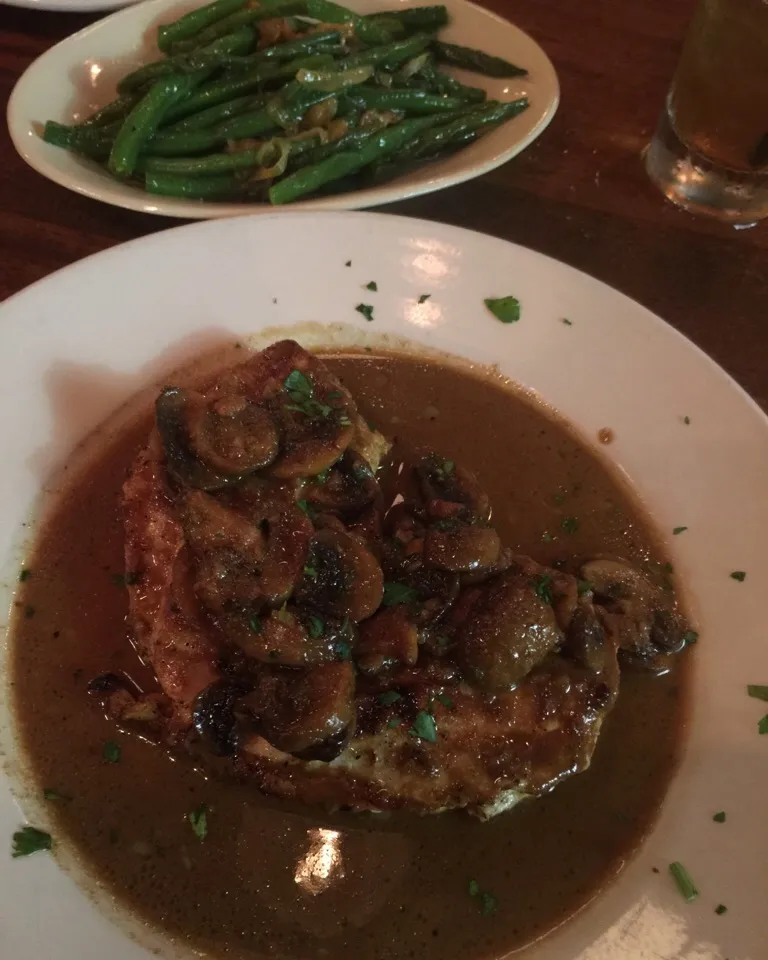 Snapdishの料理写真:Chicken Marsala & Green Beans w/bacon & onions|Richard Thompsonさん