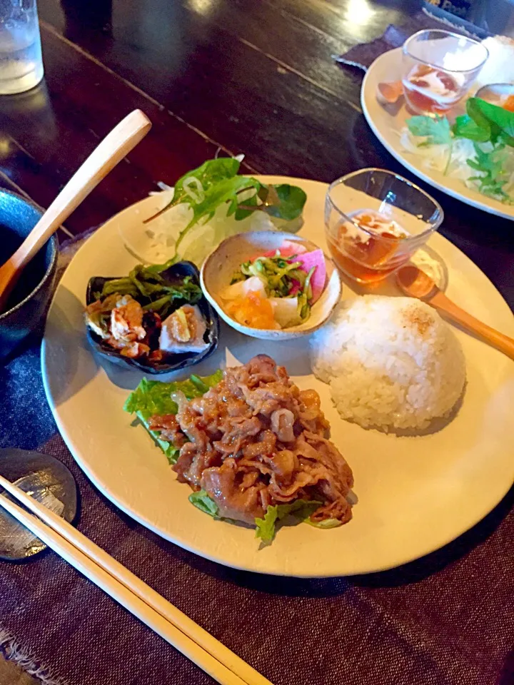 Snapdishの料理写真:凛のワンプレート  ランチ✴︎ポークの味噌炒め ✴︎里芋✴︎キュウリセロリとりんご✴︎柿と大根 ✴︎ご飯✴︎スープ✴︎サラダ✴︎デザート✴︎ホット珈琲|ジャスミンさん