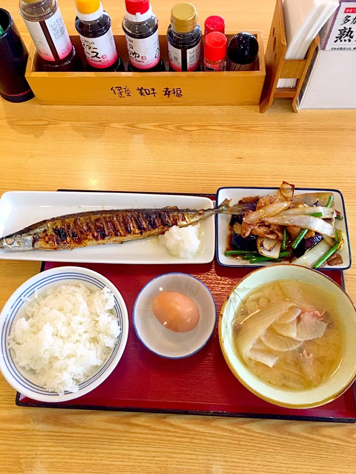 今日は摩耶食堂で
卵かけ御飯
さんま
豚汁
豚と茄子の味噌炒め|takamuraさん