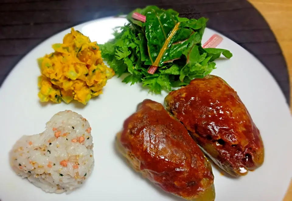 お昼ご飯。
ピーマンの肉詰め＆ブロッコリーの茎とカボチャのサラダ＆焼きたらこオニギリ(〃'▽'〃)|ぎるママさん