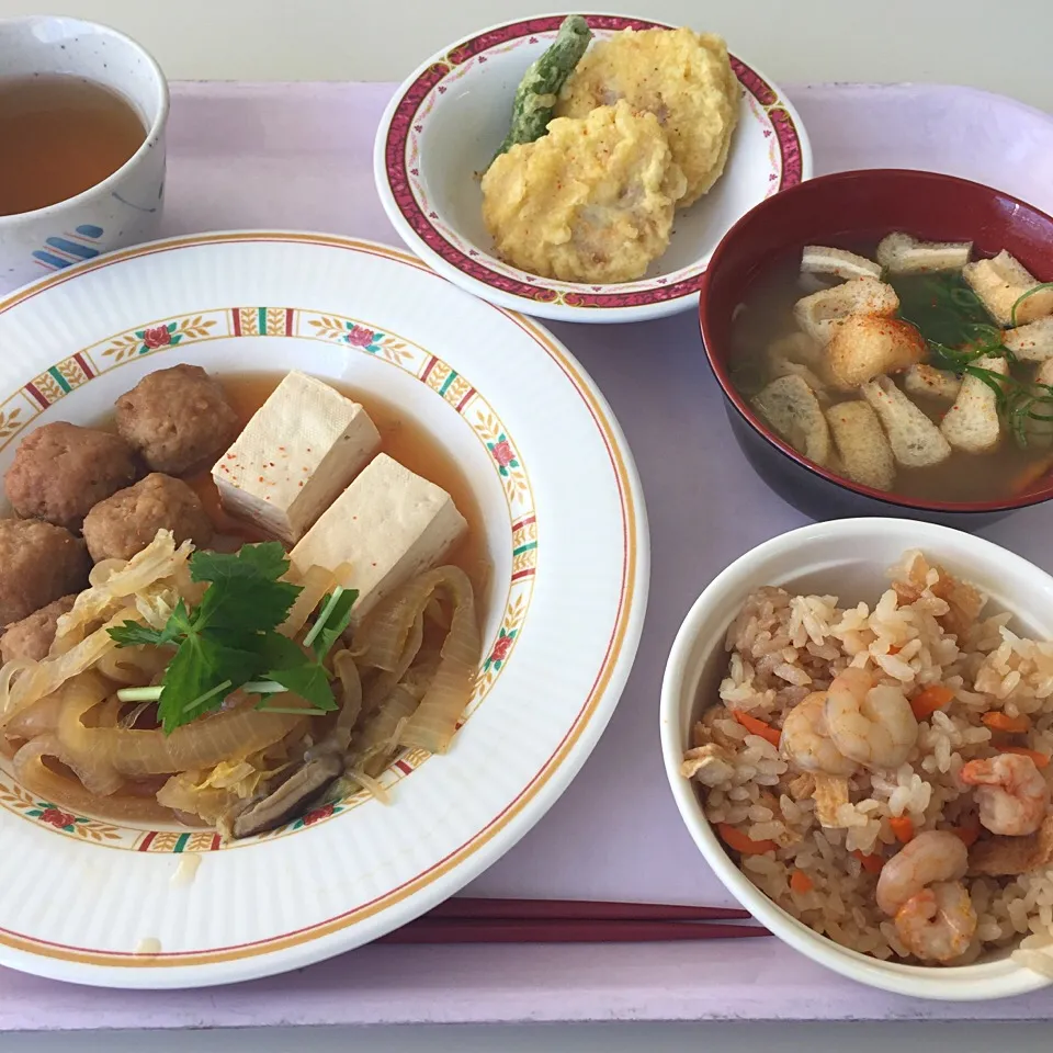 Snapdishの料理写真:鶏団子のすき焼き、海老炊き込みご飯、蓮根挟み揚げ、さつま汁|maixx ใหม่さん